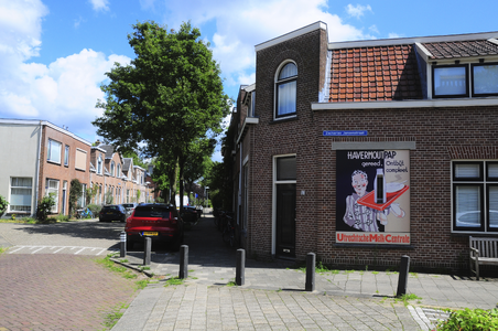 904490 Gezicht op het hoekpand Zacharias Jansenstraat 15 te Utrecht, met de herstelde reclame van de Utrechtsche Melk ...